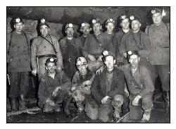 <p>Emil <em>Henry</em> &Aring;hnberg tillsammans med arbetskamrater nere i Gr&auml;ngesbergs gruva. Henry st&aring;endes l&auml;ngst till v&auml;nster. Fotograf ok&auml;nd.</p>