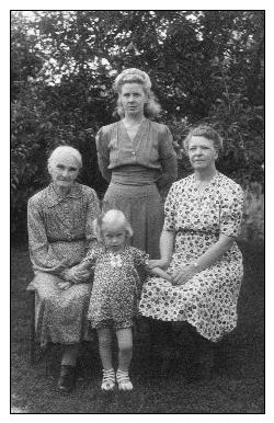 <em>Klara</em> Maria Bengtsson sittandes till v&auml;nster och till h&ouml;ger sitter hennes dotter <em>Gunhild</em> Maria S&ouml;derberg. I bakgrunden st&aring;r Gunhilds dotter Gunhild Kristina &quot;<em>Stina</em>&quot; Dahlstr&ouml;m och framf&ouml;r st&aring;r Stinas dotter Siv. 4 generationer i en bild. Kortet h&ouml;r samman med kortet <a href="pixshow.php?XX=102">Klara, Britta, Gunhild och Stina</a> som har samma tema men en generation bak&aring;t i tiden.
